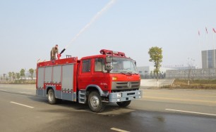 东风145泡沫消防车..