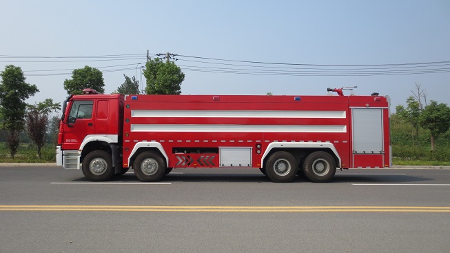 豪沃前四后八泡沫消防车（24吨）图片