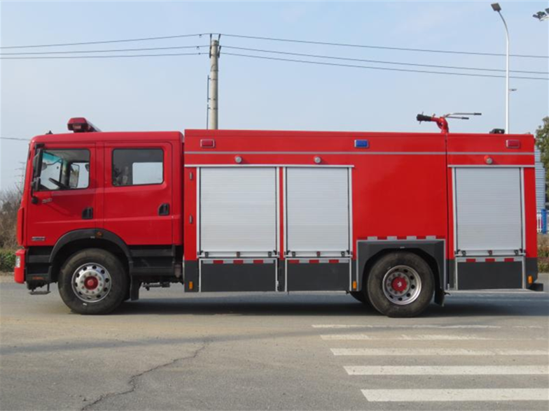 东风D9水罐消防车（8.2吨）图片