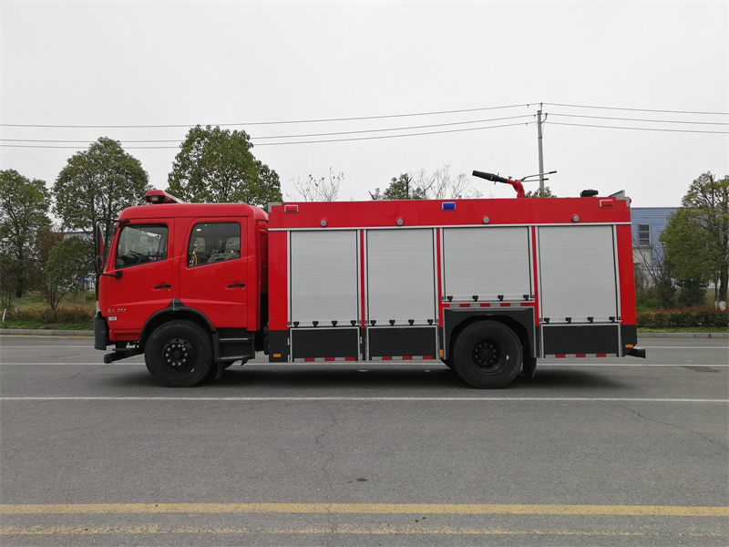 东风仿天锦泡沫消防车（6.3吨）图片