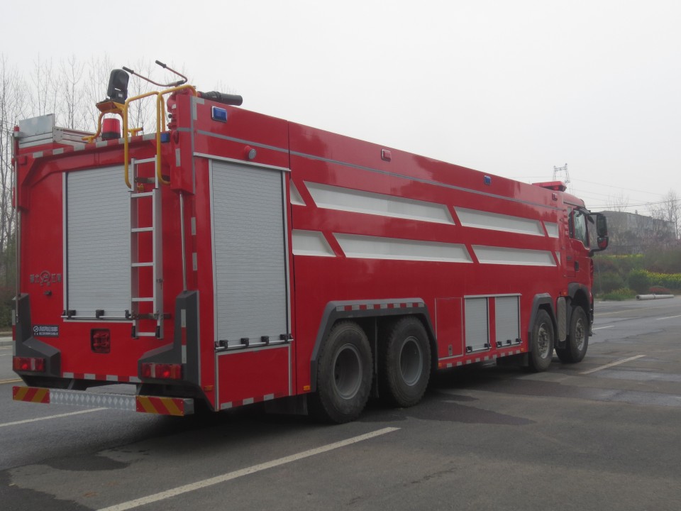 豪沃前四后八水罐消防车（24吨）图片
