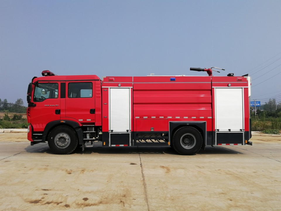豪沃单桥水罐消防车（8吨）图片