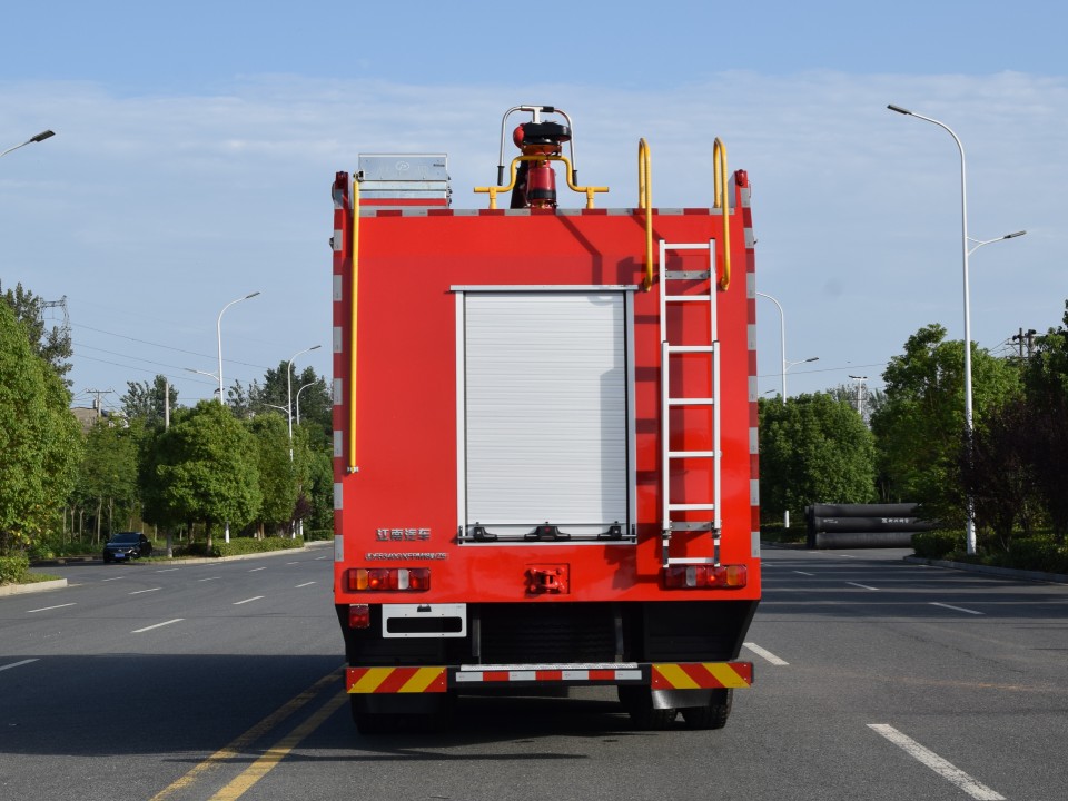 重汽豪沃后双桥泡沫消防车（17.55吨）图片