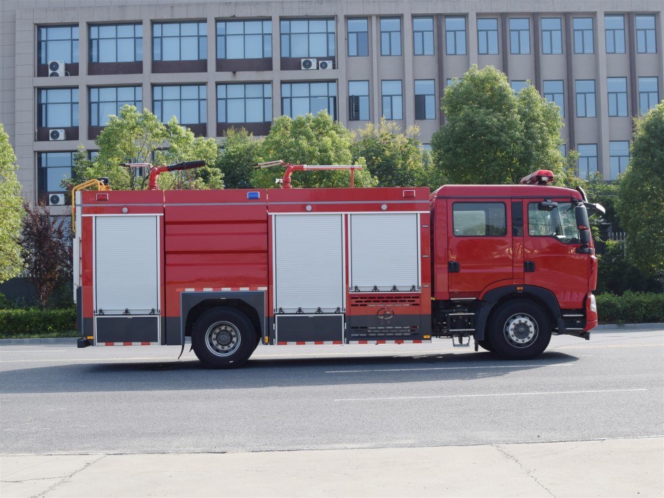 豪沃单桥干粉泡沫联用消防车（7吨）图片
