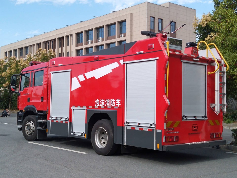 汕德卡单桥水罐消防车（7.2吨）图片